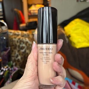 Shiseido Synchro Skin Glow Foundation 30ml.  New!  Shade Rose 2.